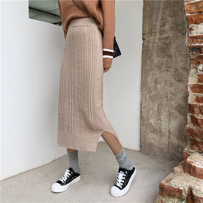 Hosszú kötött szoknya hasítékkal, magas derékkal, két színben