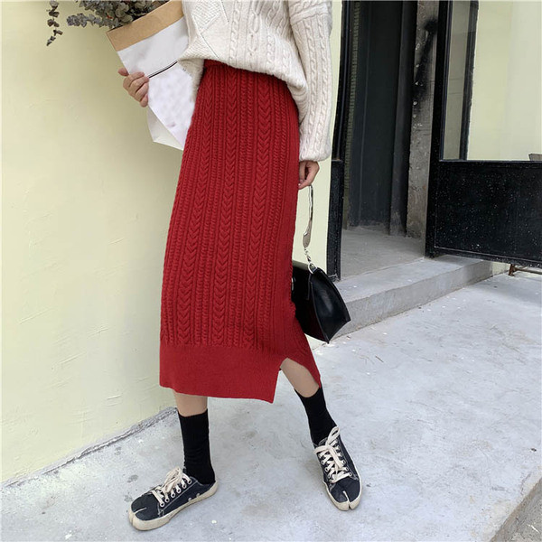 Hosszú kötött szoknya hasítékkal, magas derékkal, két színben