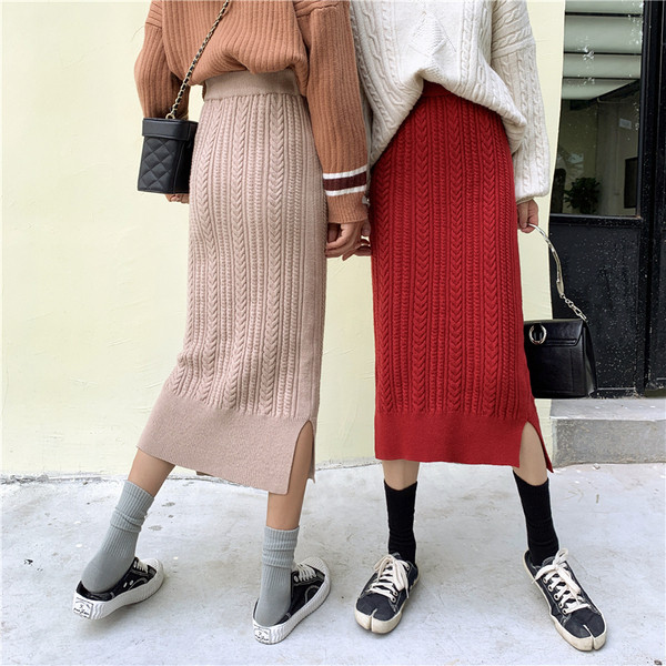 Hosszú kötött szoknya hasítékkal, magas derékkal, két színben