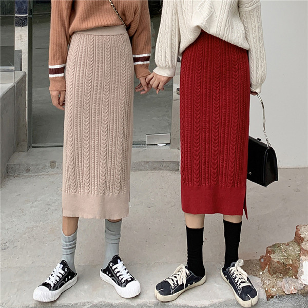 Hosszú kötött szoknya hasítékkal, magas derékkal, két színben