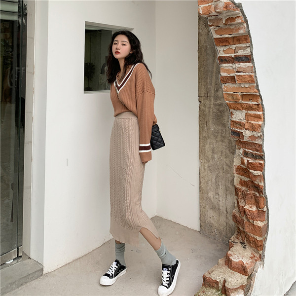 Hosszú kötött szoknya hasítékkal, magas derékkal, két színben