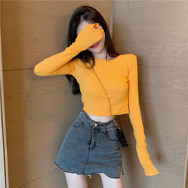 Κοντύ μπλούζα με οβάλ λαιμόκοψη σε διάφορα χρώματα