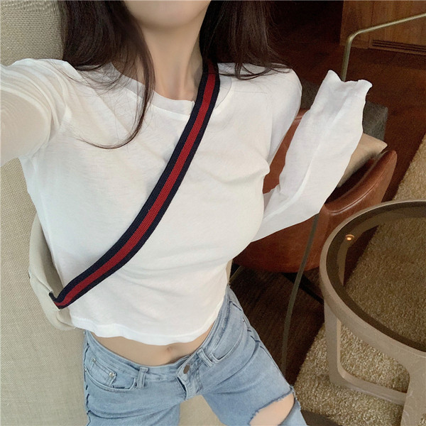 Κοντύ μπλούζα με οβάλ λαιμόκοψη σε διάφορα χρώματα