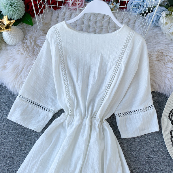 Női ruha kerek nyakkivágással, fehér színben