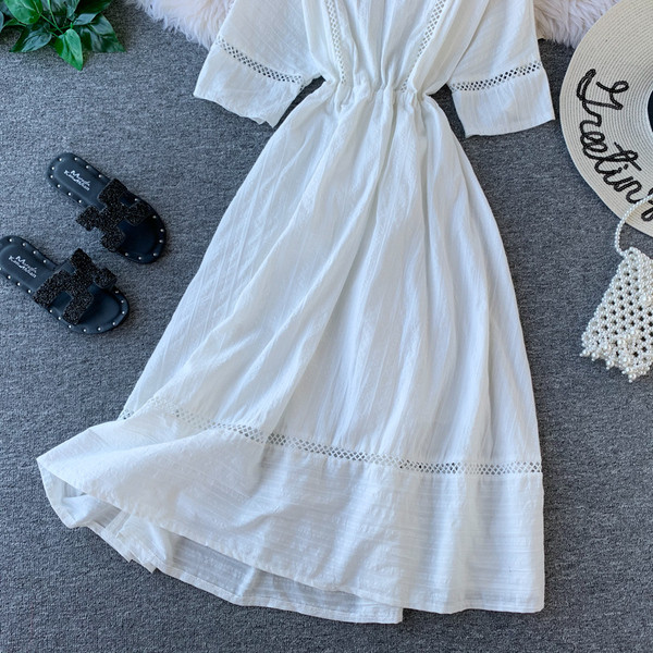 Női ruha kerek nyakkivágással, fehér színben