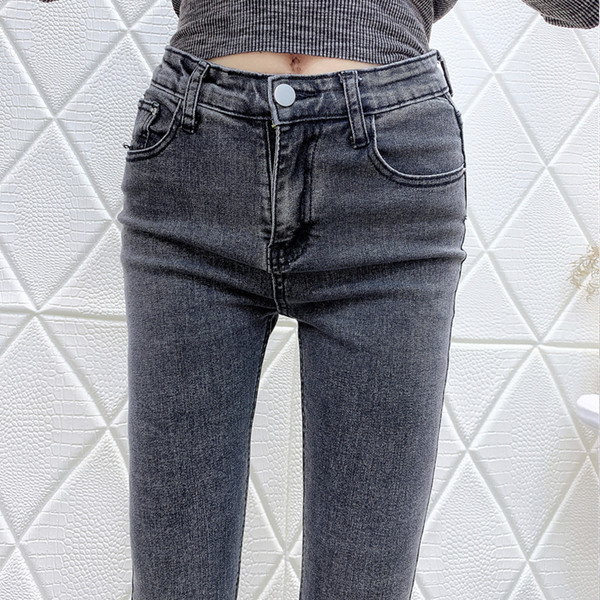 Blugi de damă de culoare închisă - un model clasic