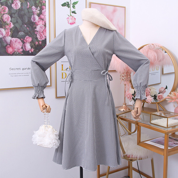 Rochie de dama model nou decupata cu maneci lungi si decolteu spitz