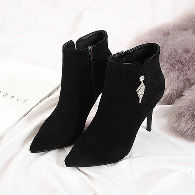 Stílusos női csizma vékony sarkú fém díszítéssel