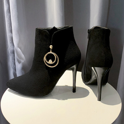 Stílusos női csizma vékony sarkú fém díszítéssel