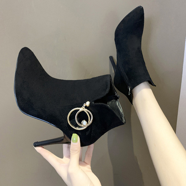 Stílusos női csizma vékony sarkú fém díszítéssel