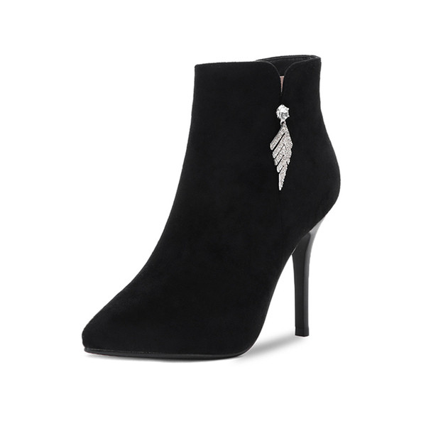 Stílusos női csizma vékony sarkú fém díszítéssel