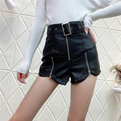 Pantaloni scurți din imitație de piele cu fermoar și curea de culoare neagră