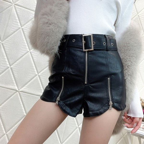 Pantaloni scurți din imitație de piele cu fermoar și curea de culoare neagră