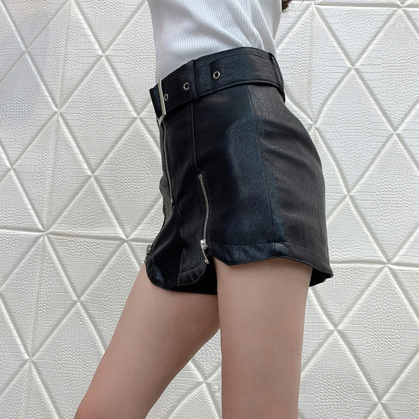 Pantaloni scurți din imitație de piele cu fermoar și curea de culoare neagră