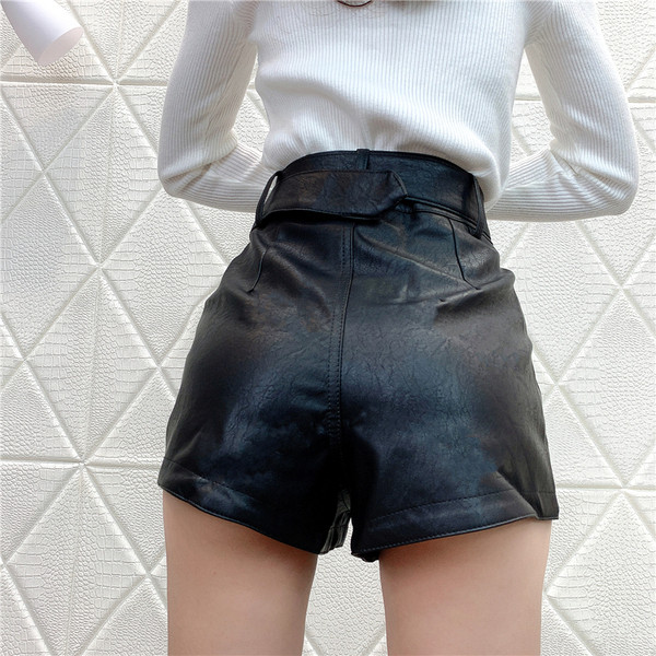 Pantaloni scurți din imitație de piele cu fermoar și curea de culoare neagră