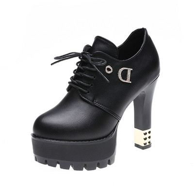 Modern női bőrcsizma vastag sarkú fém díszítéssel