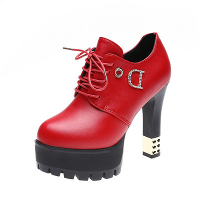 Modern női bőrcsizma vastag sarkú fém díszítéssel