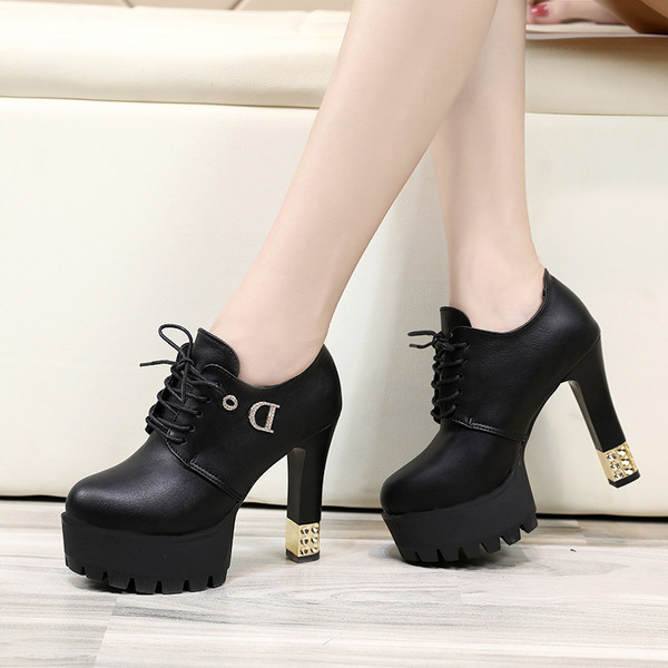 Modern női bőrcsizma vastag sarkú fém díszítéssel