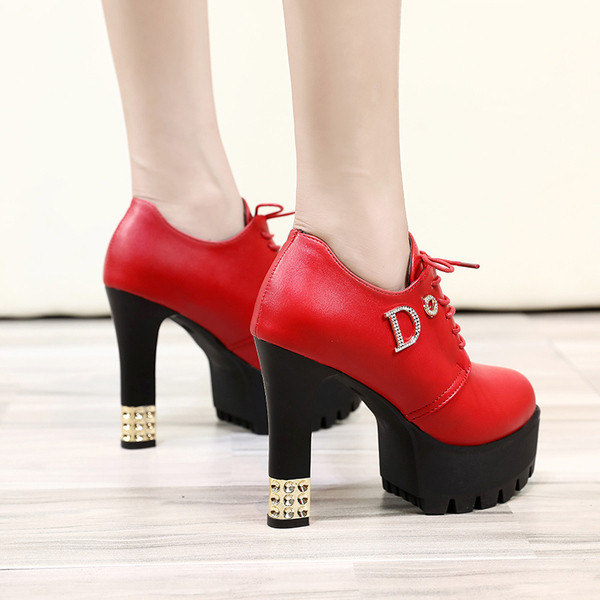 Modern női bőrcsizma vastag sarkú fém díszítéssel