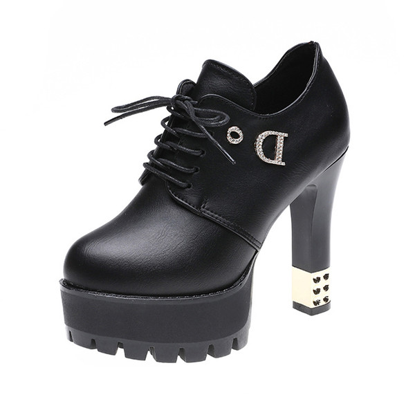 Modern női bőrcsizma vastag sarkú fém díszítéssel