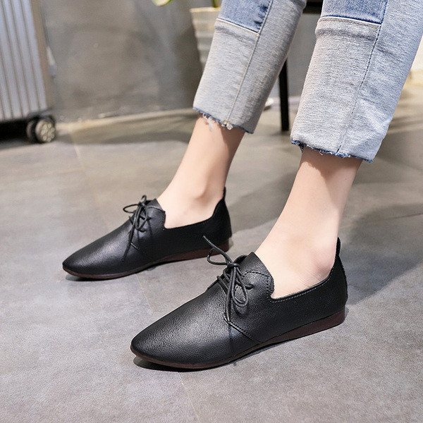 Lapos talpú női alkalmi cipő fekete-fehér színben