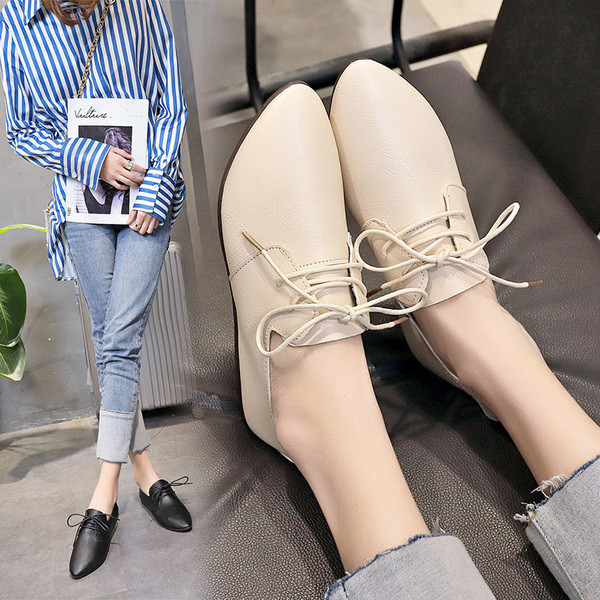 Lapos talpú női alkalmi cipő fekete-fehér színben