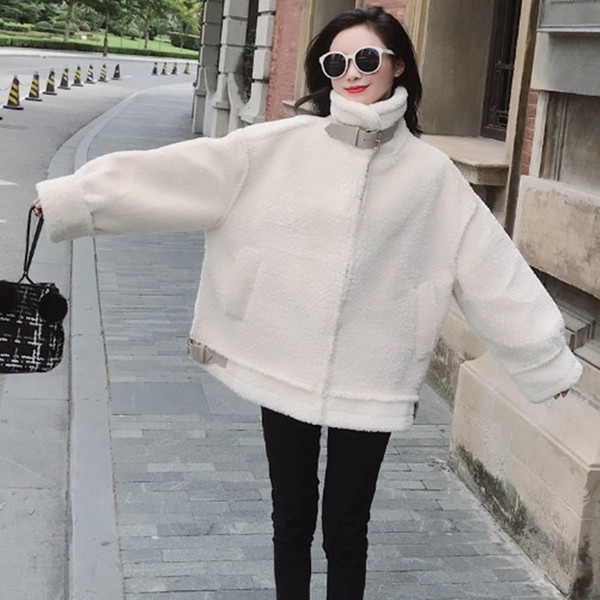 Модерно дамско дълго палто с джобове и цип в бял и кафяв цвят 