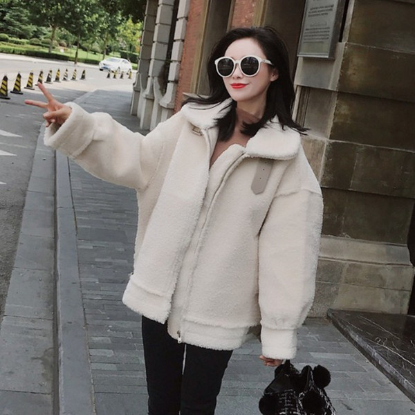 Модерно дамско дълго палто с джобове и цип в бял и кафяв цвят 