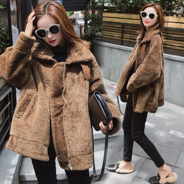 Модерно дамско дълго палто с джобове и цип в бял и кафяв цвят 