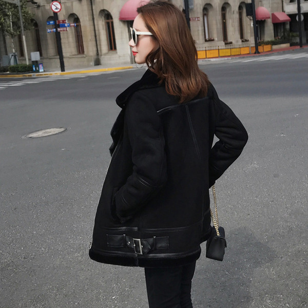 Palton de iarnă de damă modern, cu închidere asimetrică și căptușeală moale de culoare neagră