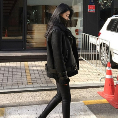 Geaca de iarna de dama moderna in doua modele cu captuseala moale si fermoar de culoare neagra