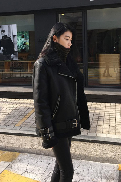 Geaca de iarna de dama moderna in doua modele cu captuseala moale si fermoar de culoare neagra