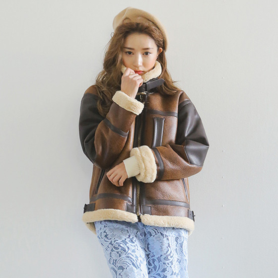 Palton de iarna de dama modern cu guler inalt si buzunare de culoare maro