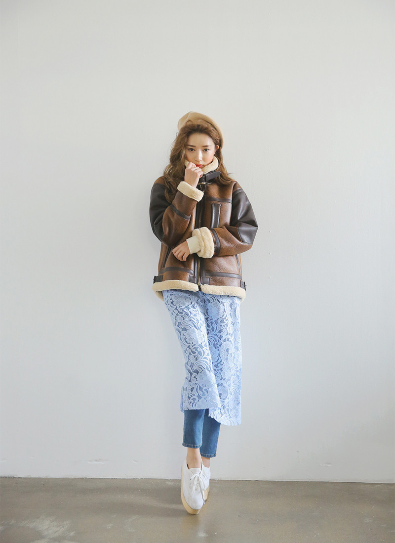 Palton de iarna de dama modern cu guler inalt si buzunare de culoare maro