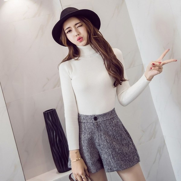 Pantaloni scurți de damă de culoare gri cu buzunare