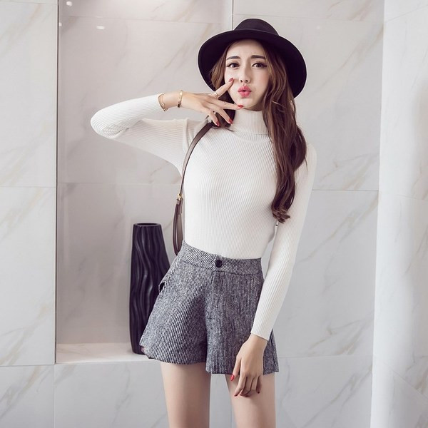 Pantaloni scurți de damă de culoare gri cu buzunare