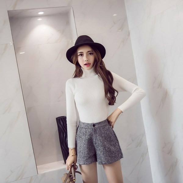 Pantaloni scurți de damă de culoare gri cu buzunare