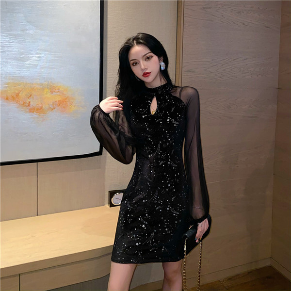 Κομψό σύντομο φόρεμα σε μαύρο χρώμα με κομψό αποτέλεσμα και μανίκια με τούλι