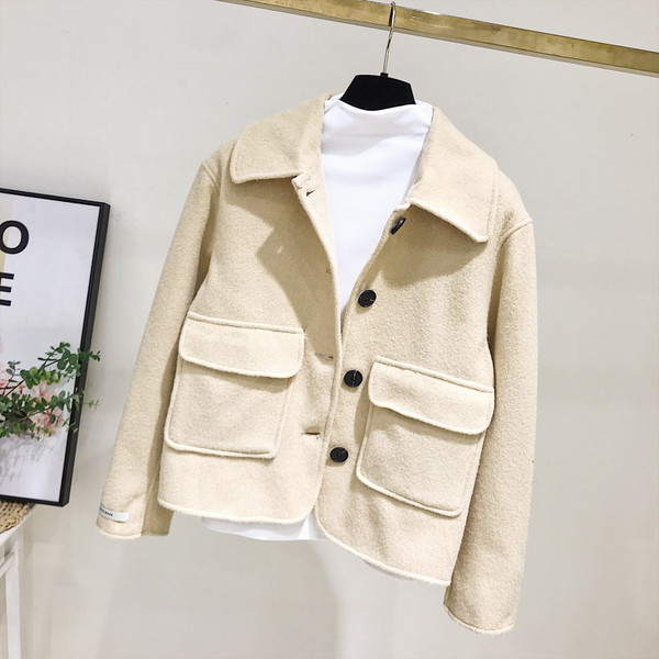 Нов модел дамско палто с джобове и копчета в бежов цвят