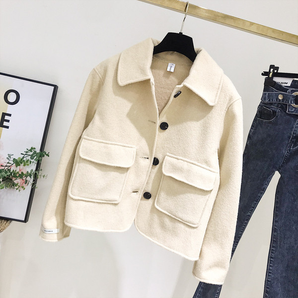 Нов модел дамско палто с джобове и копчета в бежов цвят