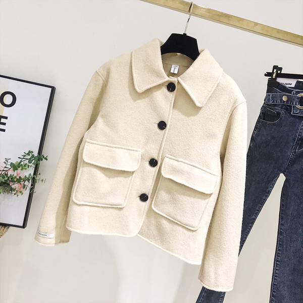 Нов модел дамско палто с джобове и копчета в бежов цвят