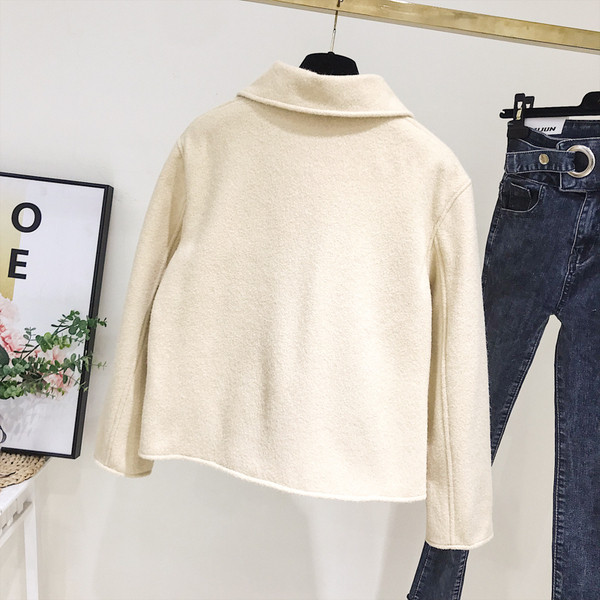 Нов модел дамско палто с джобове и копчета в бежов цвят