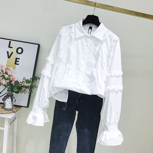 Cămașă modernă de damă cu guler clasic și mâneci lotus în alb