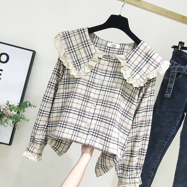 Cămașă modernă de damă în carouri cu nasturi în maro și albastru