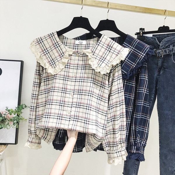 Cămașă modernă de damă în carouri cu nasturi în maro și albastru