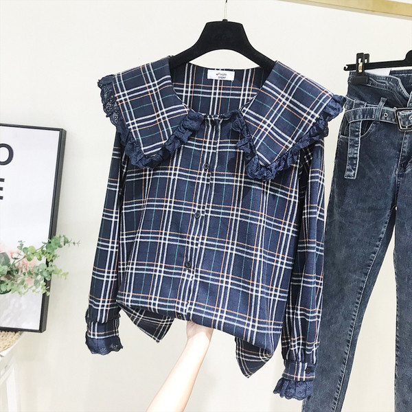 Cămașă modernă de damă în carouri cu nasturi în maro și albastru