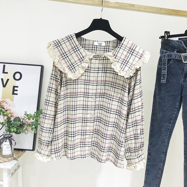 Cămașă modernă de damă în carouri cu nasturi în maro și albastru