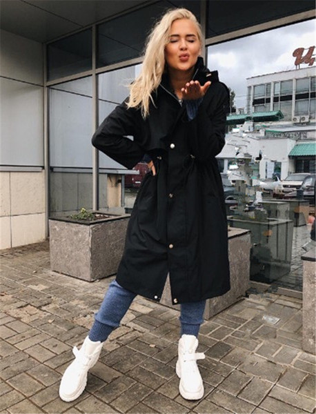 Modern női hosszú őszi kabát, gombokkal és cipzárral fekete és bézs színben