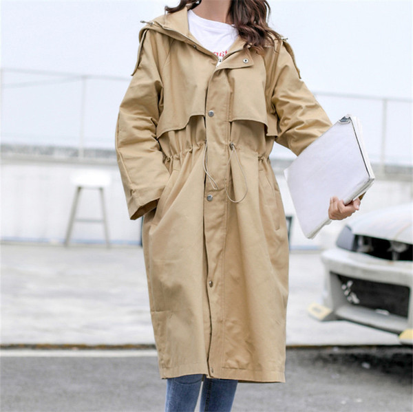 Modern női hosszú őszi kabát, gombokkal és cipzárral fekete és bézs színben