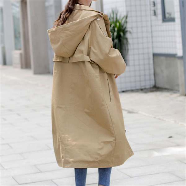 Modern női hosszú őszi kabát, gombokkal és cipzárral fekete és bézs színben